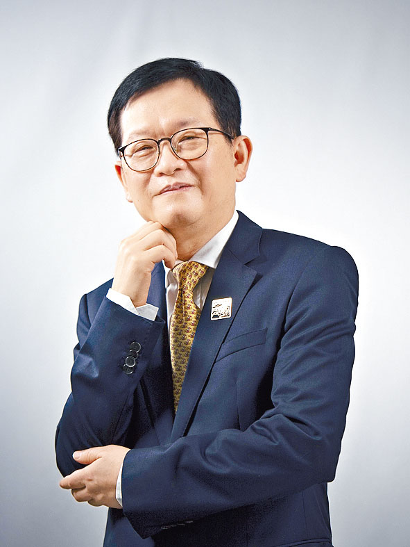 香港大學數學系講座教授莫毅明