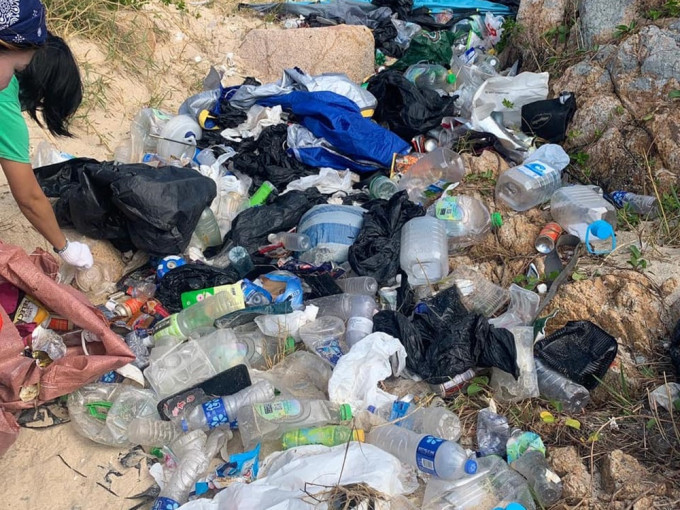 大量露營垃圾被亂棄沙灘。FB圖片