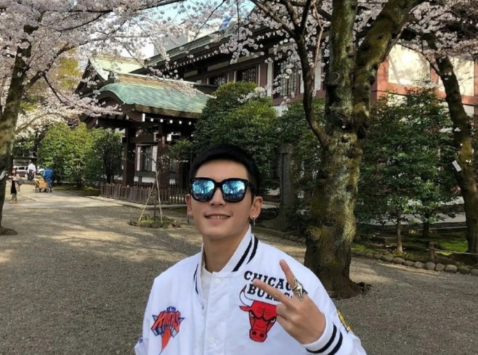 張哲瀚因為在供奉有二戰甲級戰犯的日本靖國神社留影，遭遇滅頂之災。