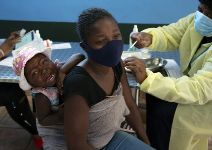 南非发现新变种病毒，民众加紧接种疫苗。AP图片