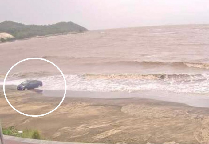 澳門海事局的實況影像顯示，相關車輛非常接近海邊，被海浪不斷拍打。網上圖片