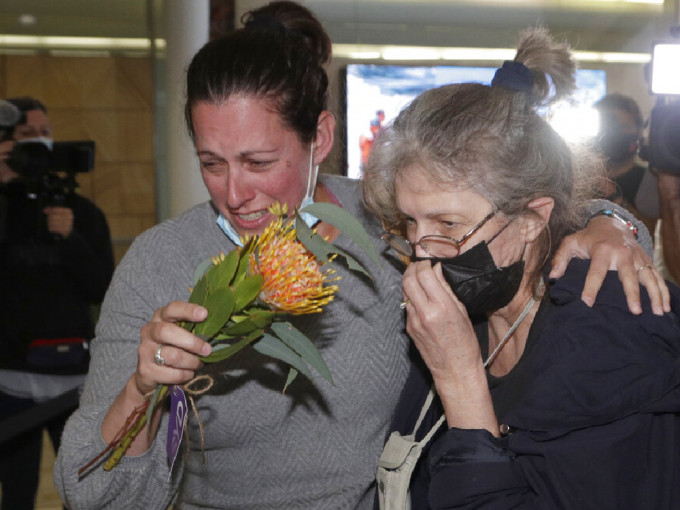 澳洲重开边境，亲人在机场重聚喜极而泣。 （美联社）