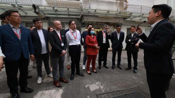 鄧炳強邀請一眾立法會議員參訪荔枝角懲教所。