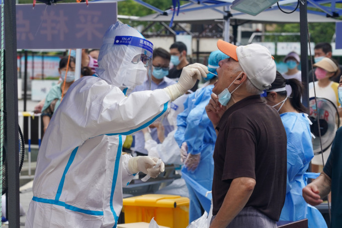 揚州主城區開展第三輪大規模核酸檢測。新華社圖片