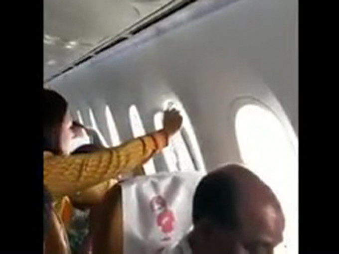 印度航空一架客機起飛沒多久遇到強烈氣流，在飛機晃動下，機艙內一個窗框因此掉落。（網圖）