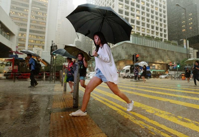 天文台在上午6时50分发出黄色暴雨警告信号。资料图片