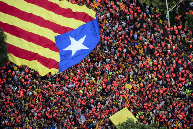 西班牙加泰罗尼亚民族日，近百万分离派支持者响应号召到巴塞隆拿游行，挥舞象徵加泰罗尼亚独立的星旗。AP