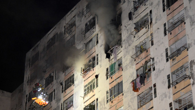 被告陈光耀案发日于白田邨单位纵火，浓烟密布。资料图片