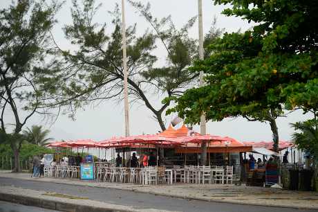 里約熱內盧槍擊血案發生於海灘上這家小食店附近。美聯社