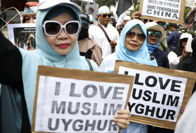 印尼有穆斯林中国大使馆外抗议新疆人权问题。AP图