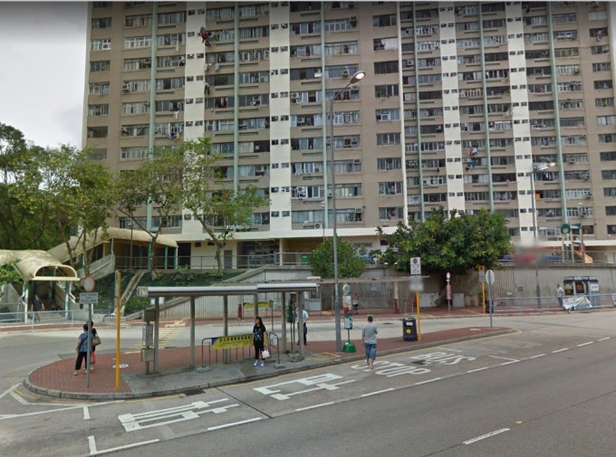 巴士驶至石围角邨石菊楼站时，车长遭男乘客袭击。Google Map截图