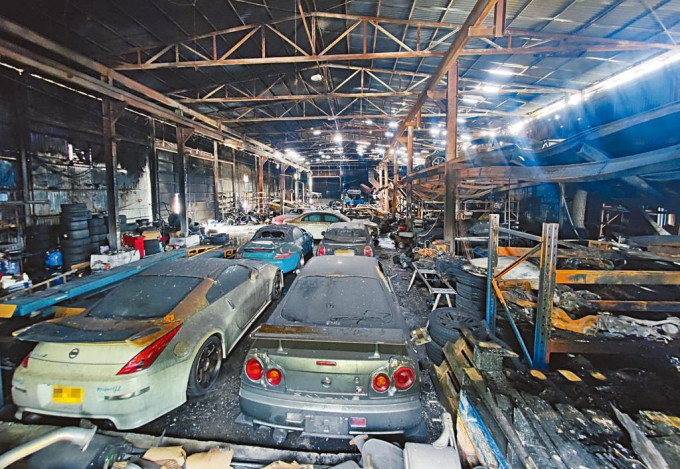 上周火警波及車庫內多部絕版名車焚毀，包括估值二百萬元的「東瀛戰神」（右）。