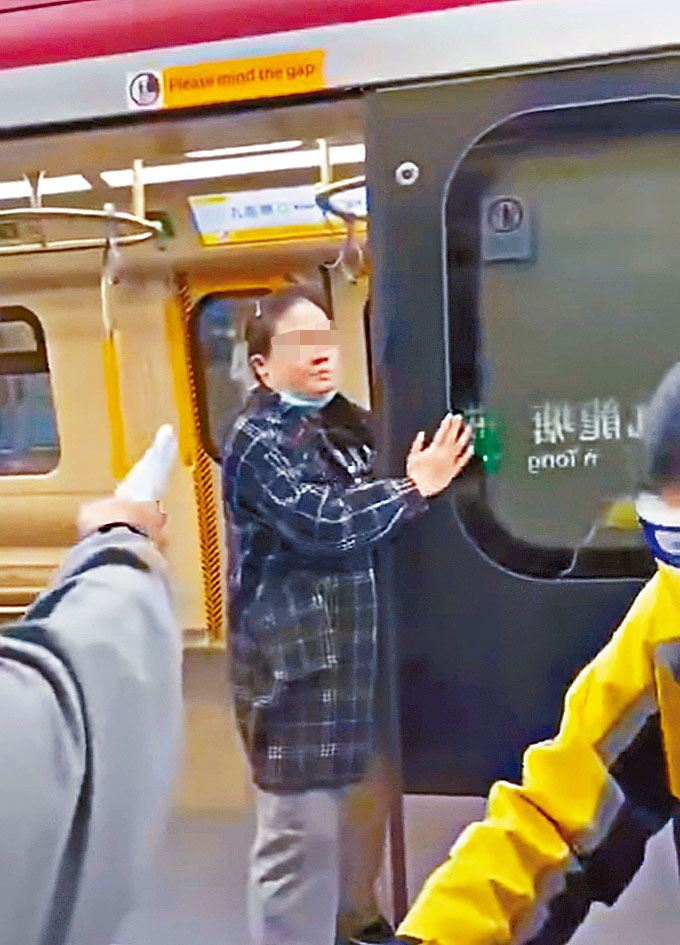 怪妇在九龙塘港铁站月台及列车间空隙大闹，其间「吐口水」。