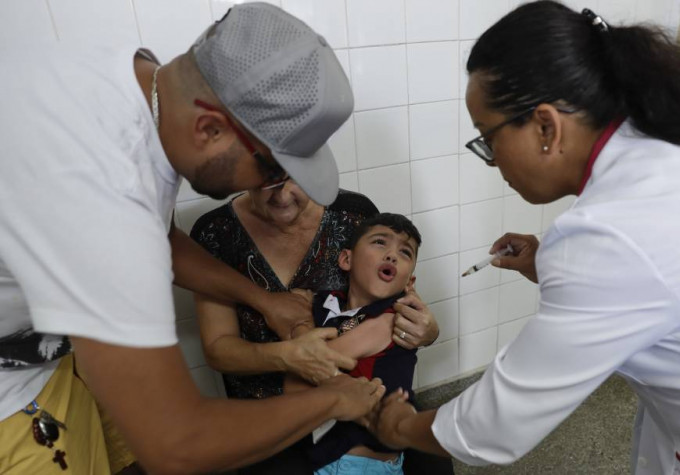巴西民众接受黄热病疫苗。AP图片