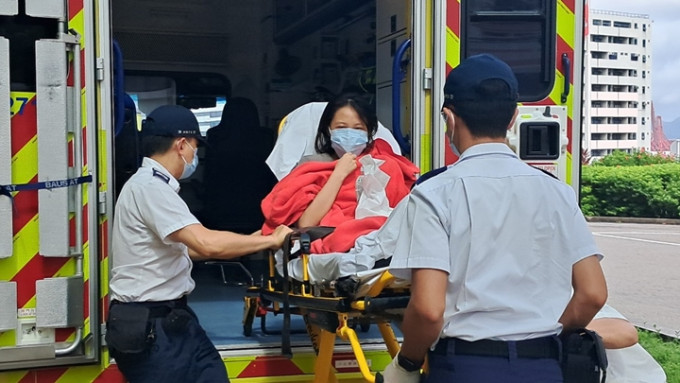 墮海女子獲救，由救護車送院。林思明攝