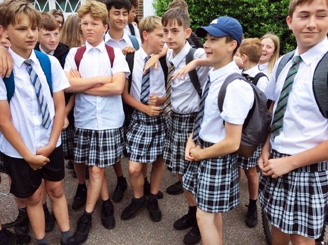 約50名男生著校裙上學，場面震撼。