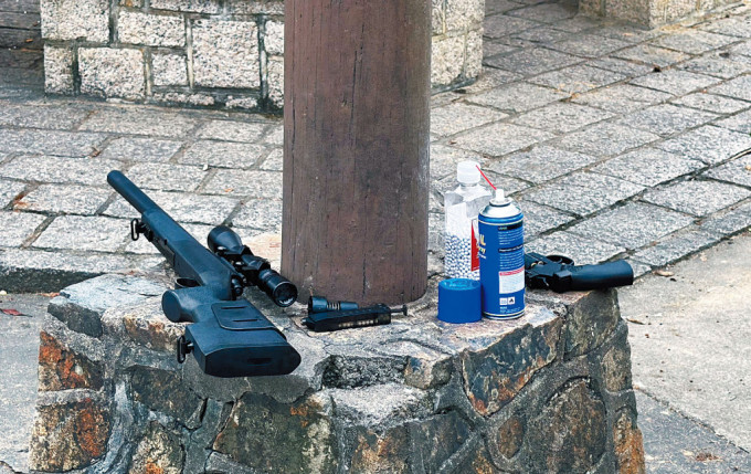 警方檢走1支BB彈長槍及1支約20厘米長氣槍、與1罐壓縮氣體。