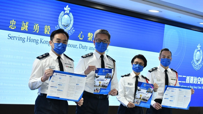 萧泽颐（左二）表示，警队将继续维护国家安全推动全民反恐。