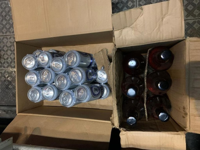 行动中警员检获约45罐啤酒及6瓶烈酒。图：警方提供