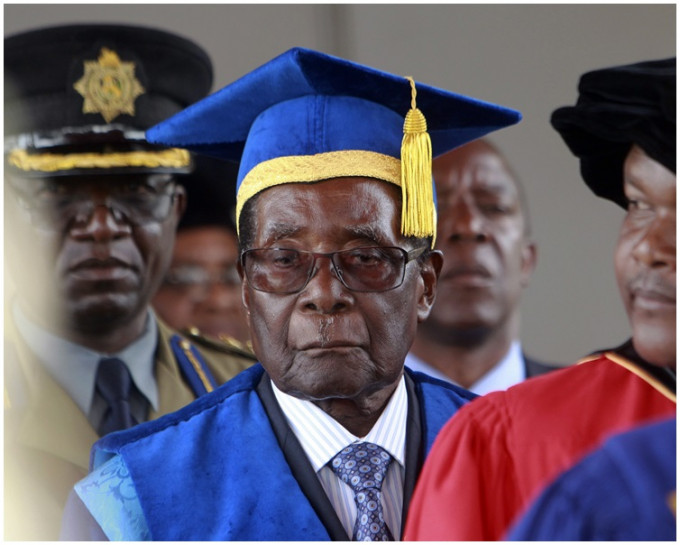 穆加贝周五被软禁后首露面如期出席大学毕业礼。 AP