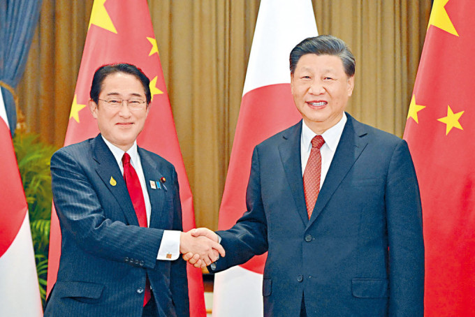 國家主席習近平與日本首相岸田文雄（左）舉行雙邊會晤。