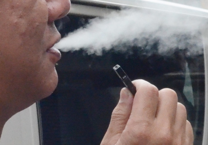 委員會促請全面禁止另類吸煙產品，包括電子煙、加熱煙及草本煙。資料圖片