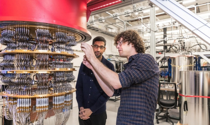  皮查伊（左）在檢查一台Google量子電腦。路透社