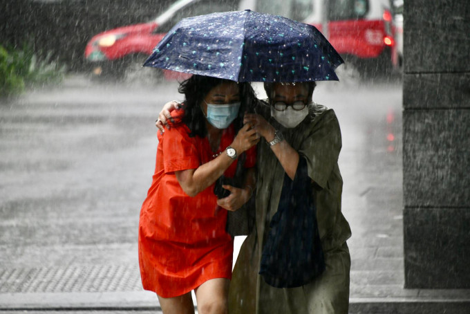天文台发出黄色暴雨警告，短期内香港广泛地区受大雨影响。
