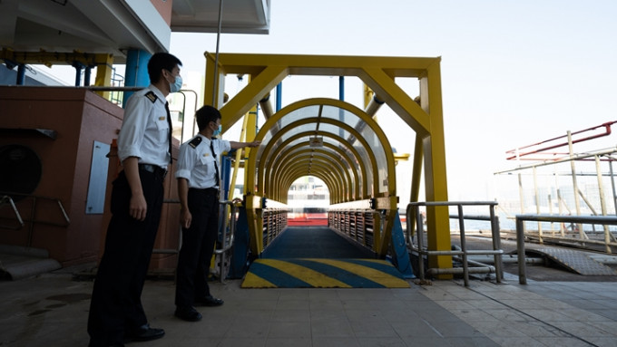 中港澳客輪碼頭海關人員正為通關加緊準備。