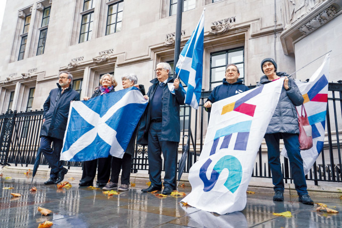 倫敦最高法院外昨日有蘇格蘭獨立支持者，展示蘇格蘭旗。