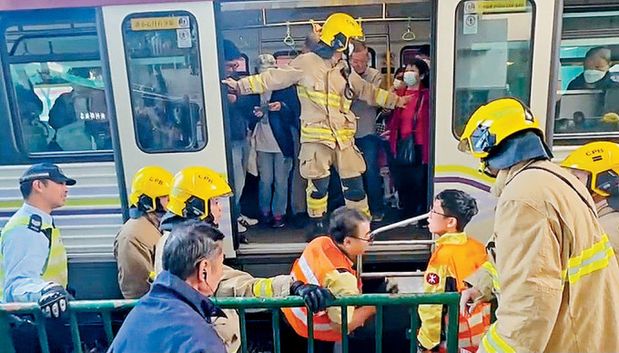 夹斗车吊臂勾断架空电缆后，消防到场疏散在轻铁列车上的乘客。