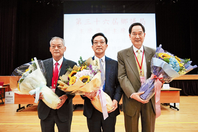 刘业强（中）与两名副主席成功连任。