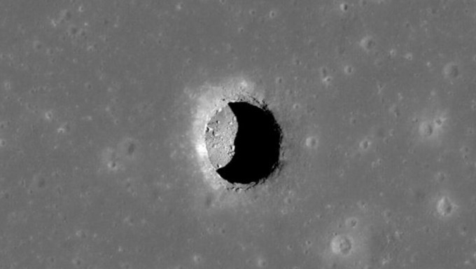 NASA发现有月球坑洞温度长年17℃，适合建太空基地。