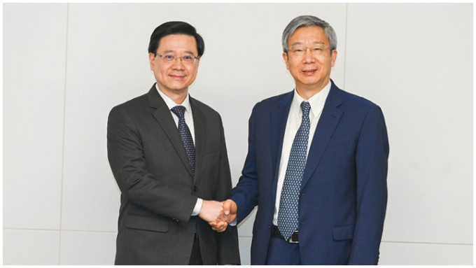 李家超(左)与中国人民银行行长易纲(右)会面。政府新闻处图片