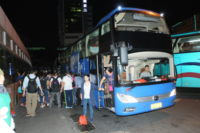 團友乘坐旅行車於今晚9時半左右返抵深圳羅湖口岸。