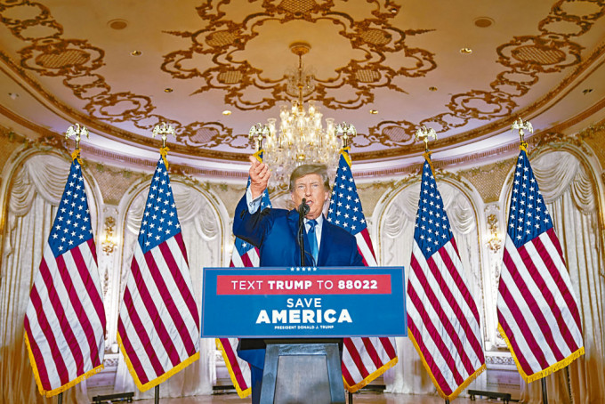 特朗普於周二中期選舉當天，在佛州海湖莊園發表講話。　
