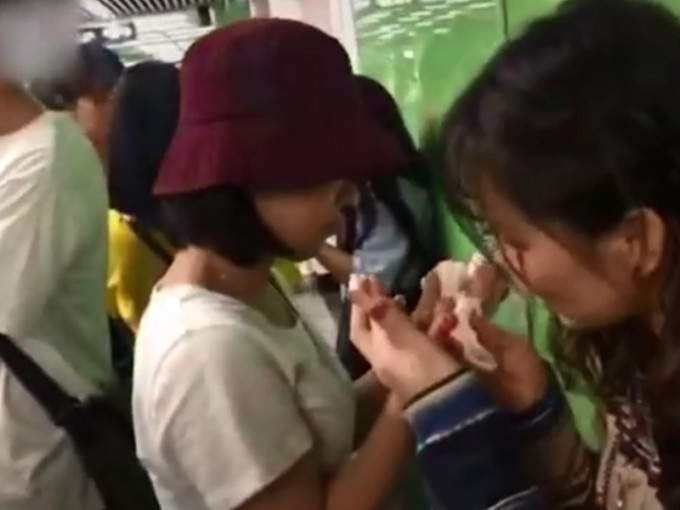 广州地铁负责人表示，由于地铁站内乘客妆容较为惊悚，要求卸妆是避免引起其他乘客恐慌。 影片截图