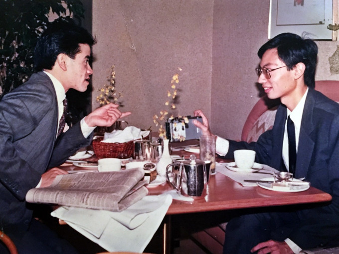 1988年9月，吳嵩(右)代表澳洲版《星島日報》訪問告東尼(左)。