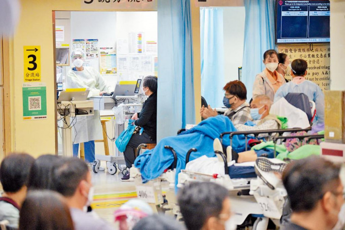 本港醫護流失嚴重，當中過去一年共有五百名醫生離開公立醫院。