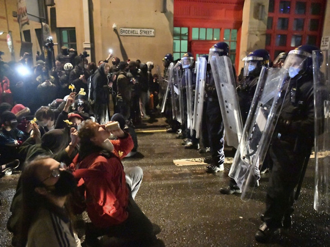 示威者與警員爆發暴力衝突。AP
