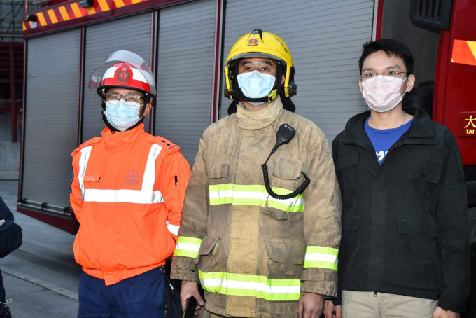 助理消防区长黄炳权（中）交代救火经过。