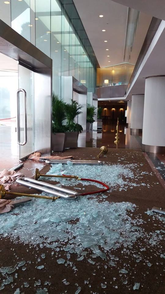 洲际酒店门口爆玻璃门，碎片散落一地。网民Sam Lam/ fb群组「巴打丝打 Facebook Club」