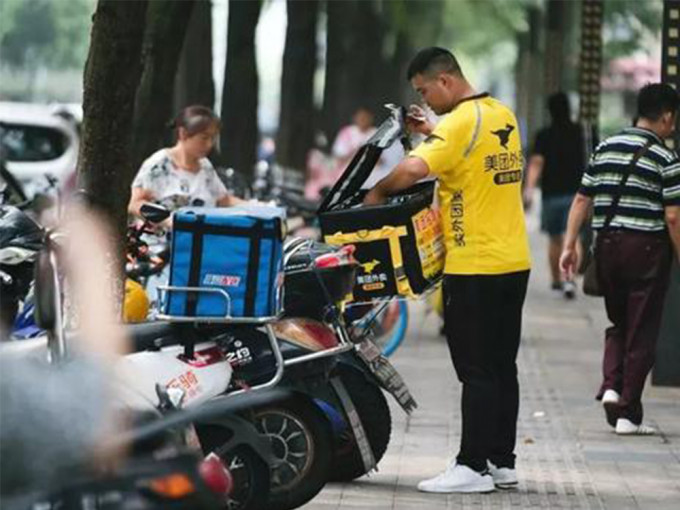 上海拟为快递外卖电单车车发专用牌照。网图