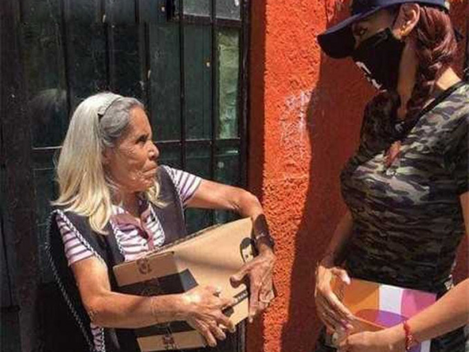 墨西哥販毒集團「卡特爾」派遣成員向民眾分發救援物資，紙箱上還印有她自己公司的標籤，以及臭名昭著的大毒梟古茲曼的肖像。(FB圖)