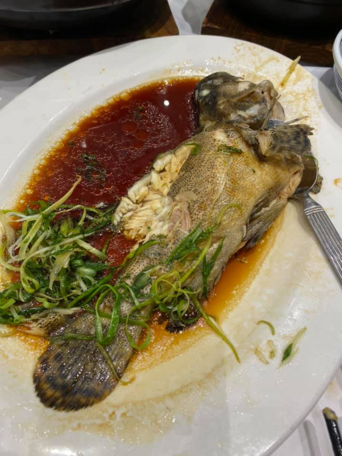 有酒家食客投訴蒸魚上桌時離奇少一塊肉。Facebook群組「中伏飲食報料區」圖片