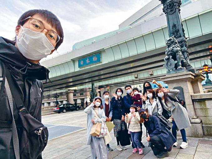 大批粉絲昨在東京日本橋迎接坤哥。
　　