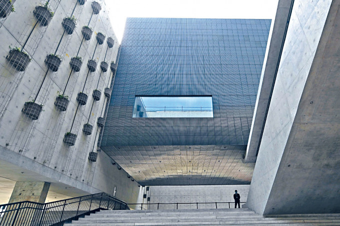 M+大楼采用陶瓦覆盖纵向大楼设计。