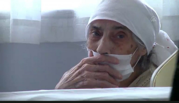 土耳其107岁老妇卡拉德尼兹战胜新冠肺炎。 影片截图
