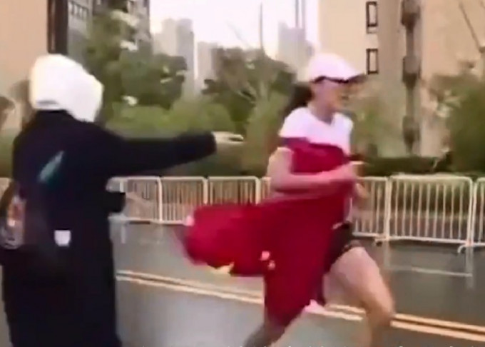 内地女将跑马拉松被递国旗痛失金牌。网上图片