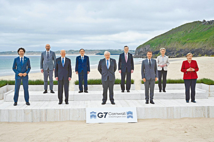 ■G7和歐盟領袖包括拜登、約翰遜、馬克龍（法國）、默克爾（德國）、杜魯多（加拿大）、菅義偉（日本）等，周五峰會前在英國卡比斯灣拍攝大合照。